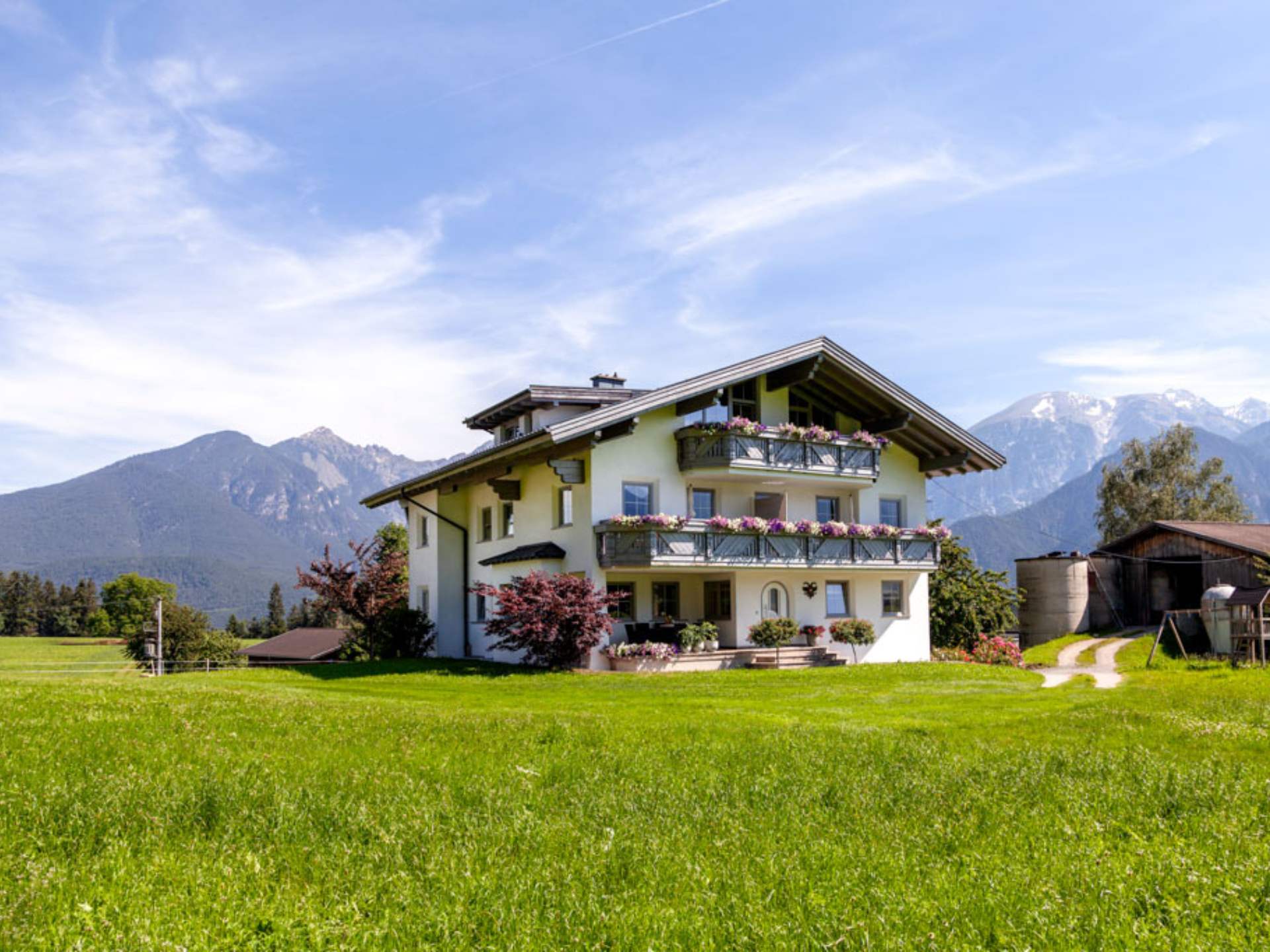 gaestehaus_weber_oberperfuss_sommerbild